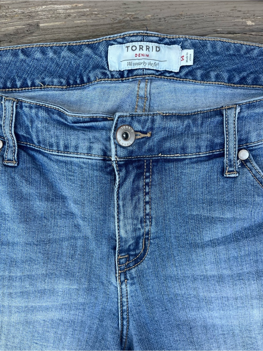 Torrid 5-Pocket Stretch Denim Jean Shorts Medium Wash Size 14 - Picture 3 of 8